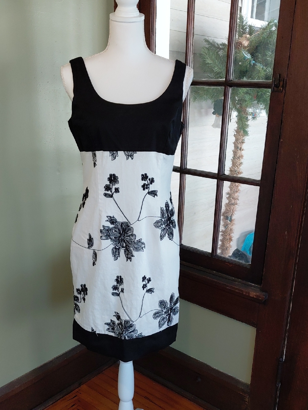 Ronni Nicole Black and White Floral Scoop Neck Sheath Dress